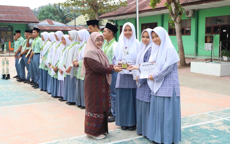 Kepala MAN Asahan Serahkan Medali Penghargaan Kepada Peserta Didik Berprestasi Di Akhir Tahun 2025