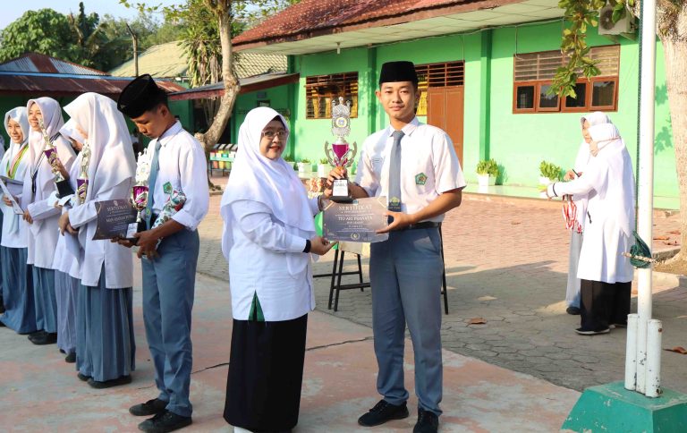 Wujud Apresiasi Madrasah, Kepala MAN Asahan Berikan Penghargaan Kepada Peserta Didik Berprestasi