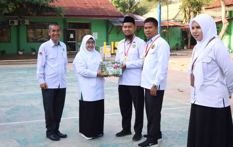 Kepala MAN Asahan Serahkan Hadiah Kejuaraan Petanque Antar Guru Tahun 2026