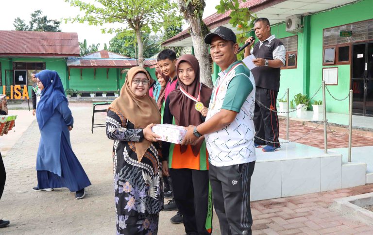 Kepala MAN Asahan Serahkan Hadiah Kejuaraan Petanque Antar Club se-Kabupaten Asahan