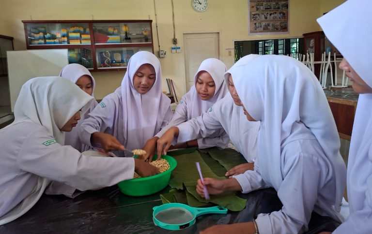 Peserta Didik MAN Asahan Praktik Pembuatan Tape dan Tempe sebagai Penerapan Bioteknologi Konvensional