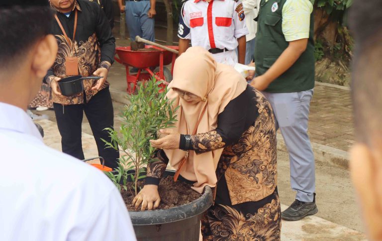 Kepala MAN Asahan Ajak Peserta MATAMUDA Lestarikan Lingkungan Lewat Gerakan Menanam Pohon