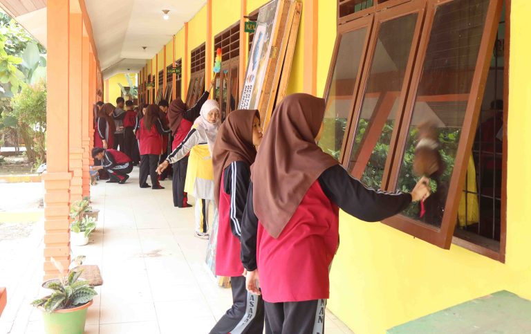 Warga MAN Asahan Gotong Royong Jaga Kebersihan Lingkungan