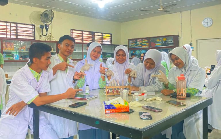 Murid MAN Asahan Praktik Uji Enzim Katalase, Dukung Pembelajaran Sains yang Berdampak